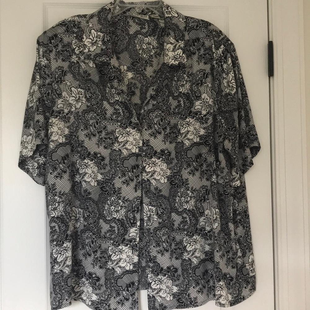 😍Black & White Floral Print Button Down Blouse😍